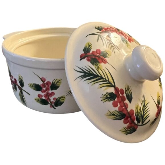 Wendover Lane Double-Handled Lidded Stoneware Baking Dish Holly 8" x 4" - Picture 4 of 16